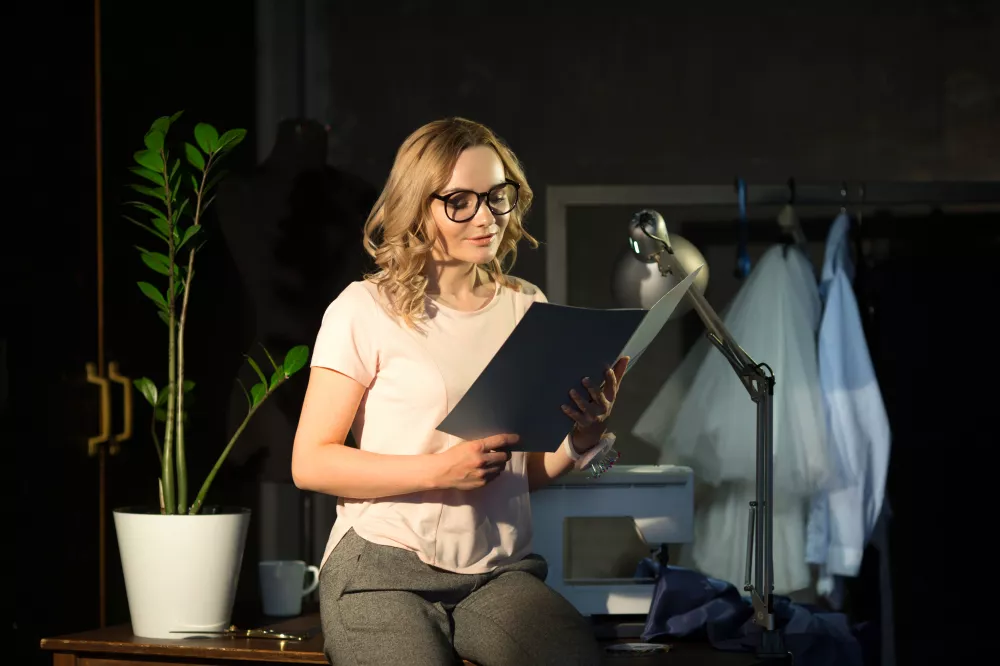 portrait-beautiful-woman-glasses-with-folder-her-hands-work-dark-background