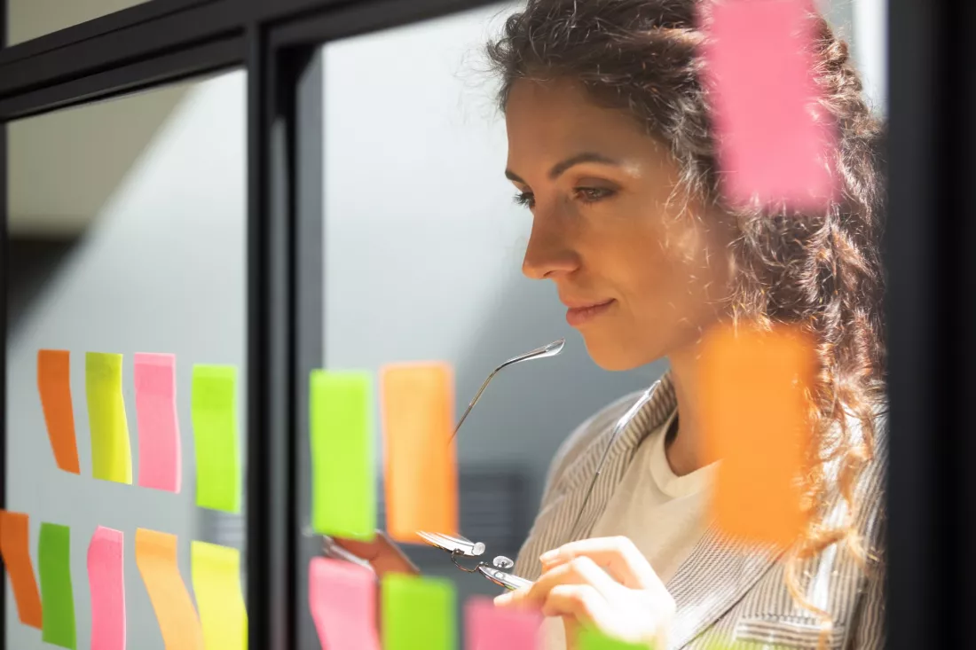 koordynatorka-projektu-przy-tablicy-kanban