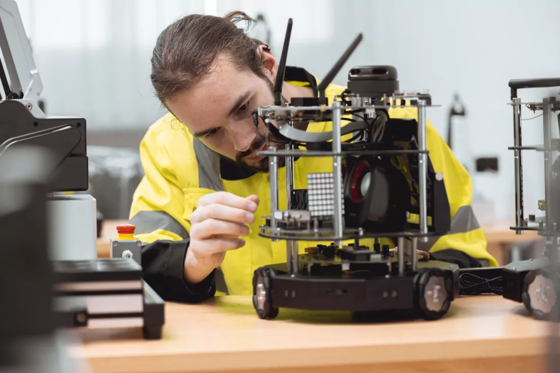 student-sklada-robota-mobilnego