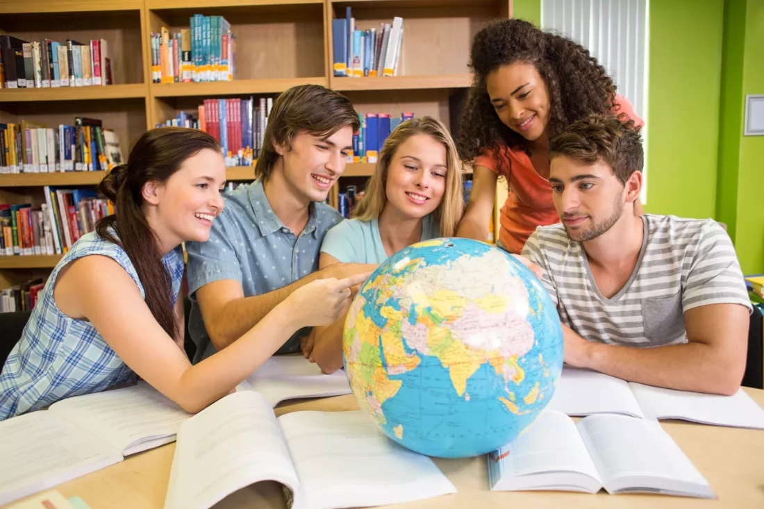 studenci-przy-globusie-w-bibliotece