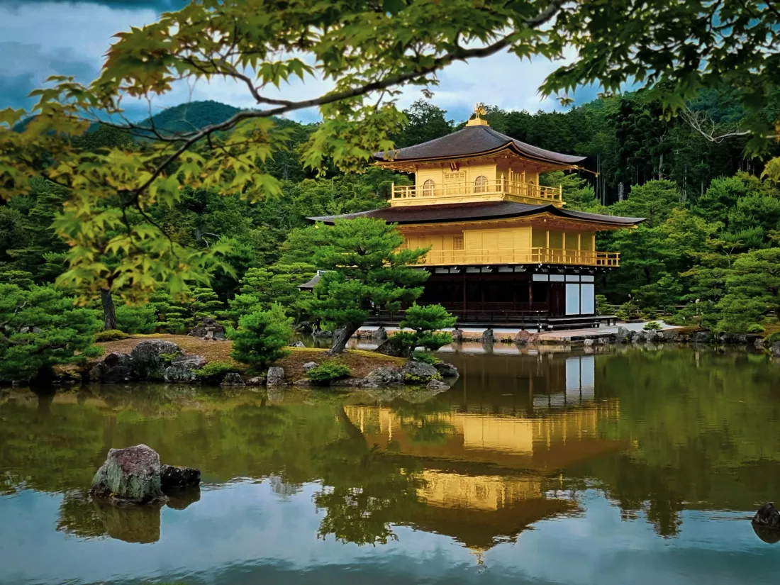 Złoty Pawilon Kinkaku-ji w Kioto odbijający się w stawie wśród zieleni