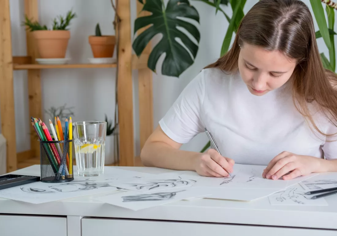 studentka-wzornictwa-rysuje-olowkiem-szkice-projektowe