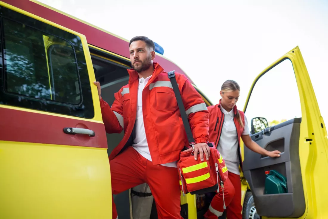 Ratownicy medyczni wysiadają z karetki, wyruszając na wezwanie