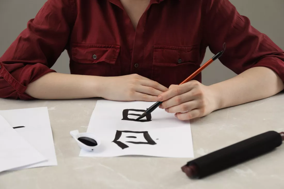 kaligrafia-chinskie-znaki-pedzlem-na-papierze