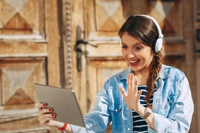 umiejętności językowe zdobywa kobieta podczas lekcji wideo