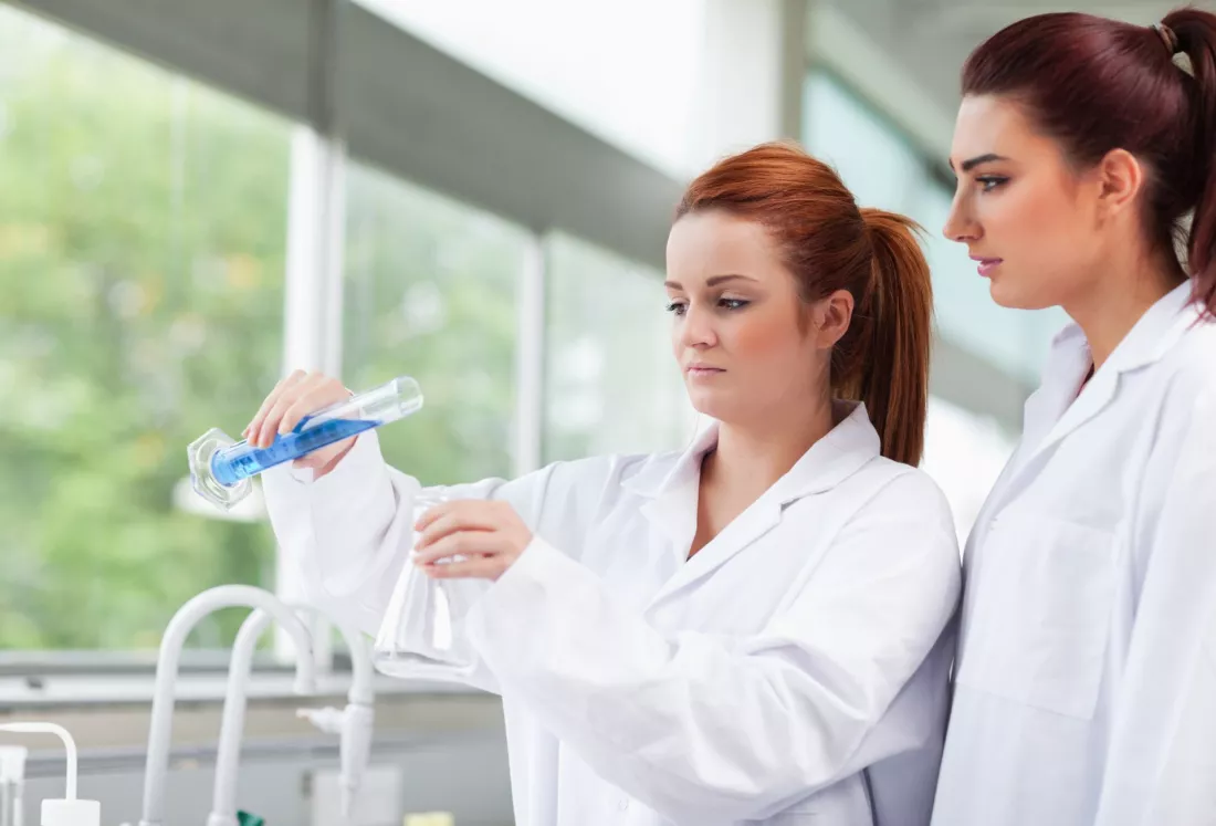 studentki-chemii-kosmetycznej-w-laboratorium