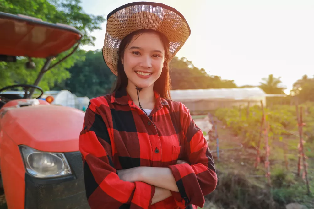 portrait-smiling-young-woman-wearing-hat